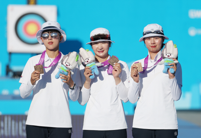 기대했던 '골든데이' 무산됐지만…韓 양궁 자존심 지켰다, 남자 단체 金→혼성 銀→여자 단체 銅 합작(종합)