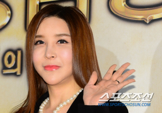 '성전환' 하리수, 연예계 성희롱 폭로 "여자 맞냐며 성관계 요구, 옷도…