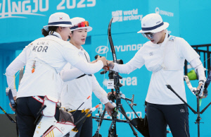 [현장인터뷰]'2연속 금메달 좌절' 동메달 목에 건 안산-강채영-임시현 