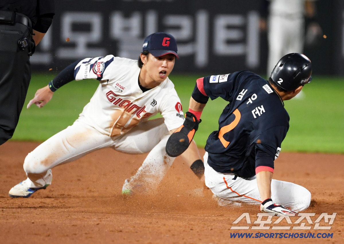 [포토] 2루 도루 심우준 지워낸 유격수 전민재