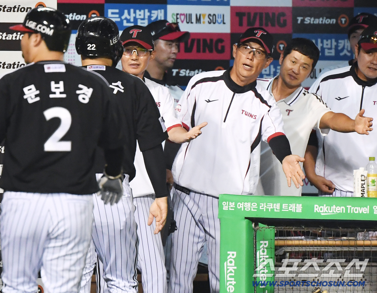 [포토] 5회 대량 득점한 LG, 기뻐하는 염경엽 감독