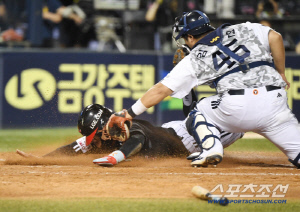 '최원영-오스틴 슈퍼 슬라이딩, 김기연 울리다' 손주영 데뷔 첫 10승 매직넘버 11 LG, 80승고지 1승 남았다[잠실 리뷰]