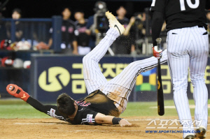 '몰카인가' 선제 투런포 쳤는데... 아웃타이밍에 2번이나 홈에서 살려주다니... 롤러코스터 탄 김기연[잠실 현장]