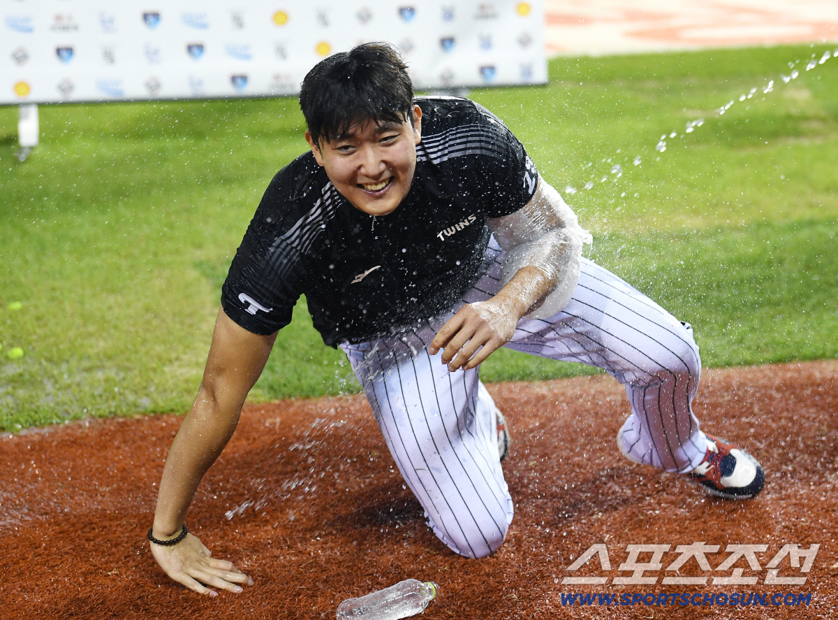 [포토] 동료들 10승 축하 물세례에 흠뻑 젖은 손주영