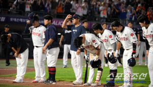 끝없는 수비 붕괴 '실책만 5개'...롯데 13실점 참사, 안방 사직구장에서 자멸 '5연패'