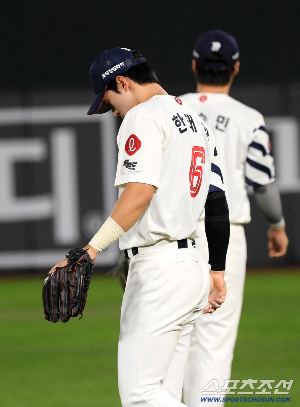 끝없는 수비 붕괴 '실책만 5개'...롯데 13실점 참사, 안방 사직구장…