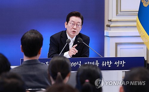 李대통령 "구금 한국인, 오후 출발…'수갑 이송' 막다 늦어져"