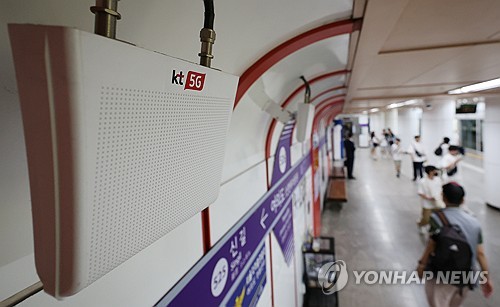 (서울=연합뉴스) 이진욱 기자 = 10일 경기남부경찰청 사이버수사대에 따르면 지난달 27일부터 이달 9일 오후 6시까지 KT 소액결제 피해 사례는 모두 124건이며, 전체 피해액은 8천60여만원으로 파악됐다. 해커가 초소형 기지국을 통해 이용자들의 정상 트래픽을 가로채 소액결제 피해를 일으켰다는 추정이 유력한 상황으로, 불법 기지국을 차량 등에 싣고 이동하면서 범행했을 가능성도 있어 피해 범위와 정도는 더 커질 수 있다. 사진은 10일 서울 지하철역에 설치된 소형 KT 이동통신 기기 모습. 2025.9.10 cityboy@yna.co.kr