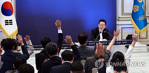 [지상중계] 李대통령 취임 100일 기자회견-19