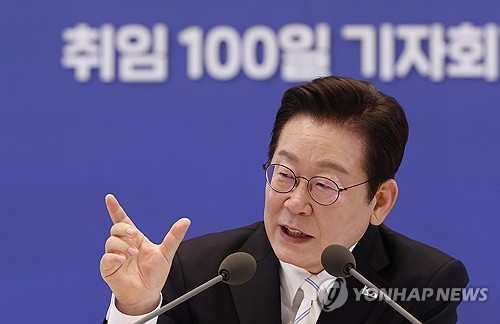 李대통령 "한일관계, 대북 관계만큼 어려워…투트랙 원칙"