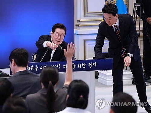 [지상중계] 李대통령 취임 100일 기자회견-17