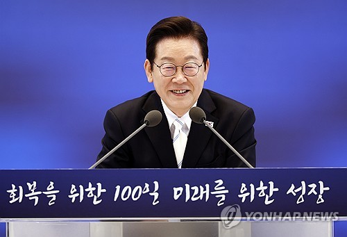 李대통령 "부동산, 한두 번 대책으로 안돼…끊임없이 투기 통제"