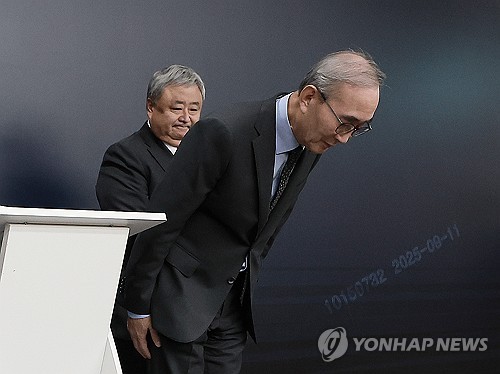 KT 이용 5천561명 유심 정보 유출…김영섭 대표 "죄송하다"(종합)
