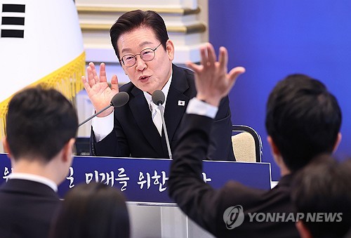 李대통령, 내란재판부·특검 힘싣고 언중법·檢보완수사엔 유연