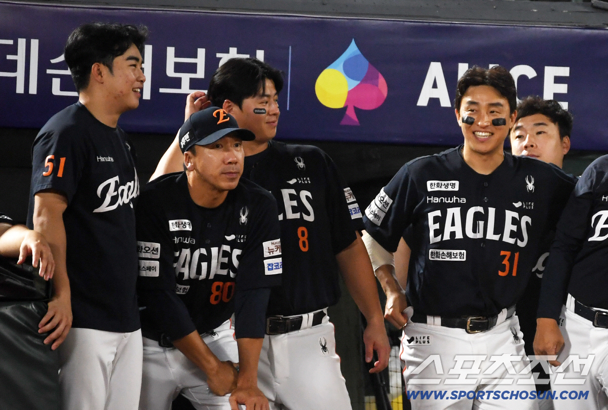 '오늘은 영양가 있죠?' 손아섭 뼈있는 농담에 불붙은 노시환, 이틀 연속…