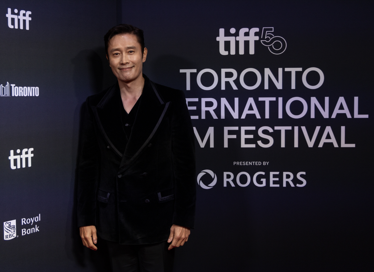 이병헌, 토론토영화제서 '특별공로상' 수상.박찬욱 감독 "비범한 평범성"…