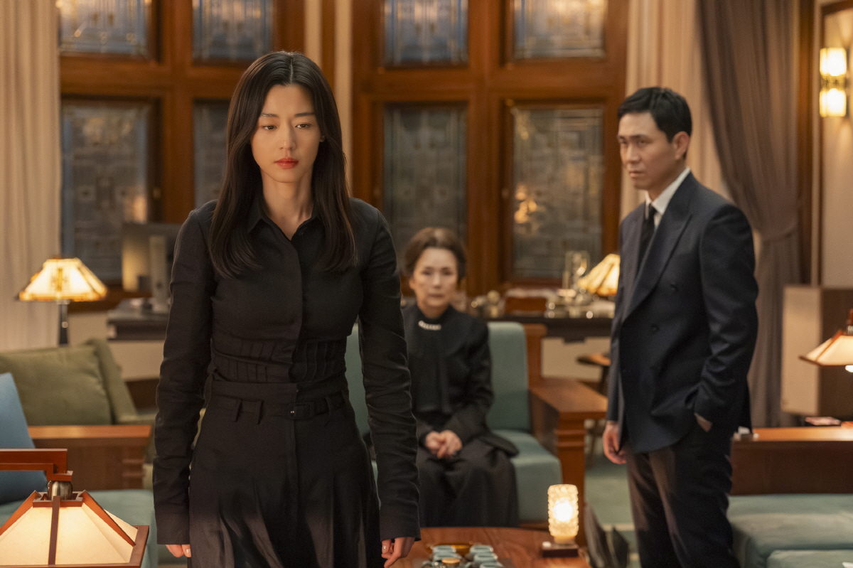 "계단, 올라가보고 싶습니다"..'북극성' 전지현, 대선 출마에 흥행 급…