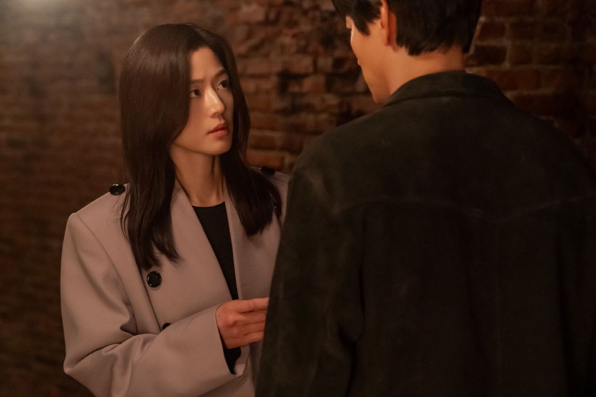 "계단, 올라가보고 싶습니다"..'북극성' 전지현, 대선 출마에 흥행 급…
