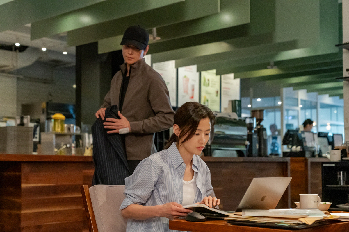 "계단, 올라가보고 싶습니다"..'북극성' 전지현, 대선 출마에 흥행 급…