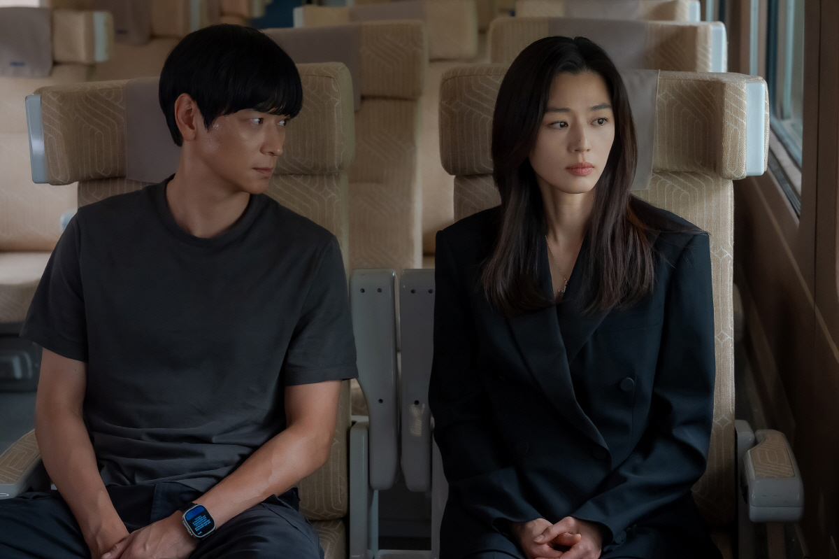 "계단, 올라가보고 싶습니다"..'북극성' 전지현, 대선 출마에 흥행 급…
