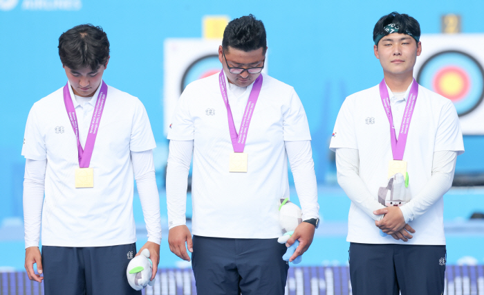 "가장 높은 곳에서…" 韓 남자 양궁 최고의 순간, 묵념으로 스승 기렸다