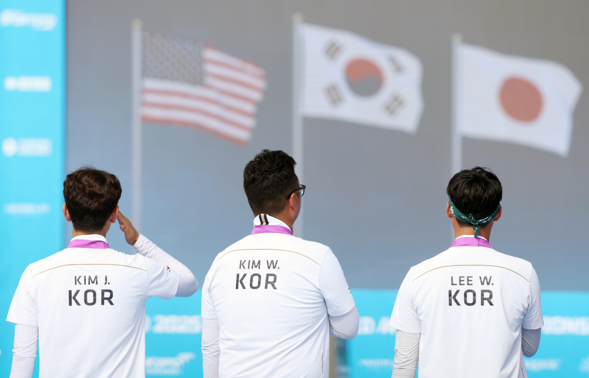 "가장 높은 곳에서…" 韓 남자 양궁 최고의 순간, 묵념으로 스승 기렸다