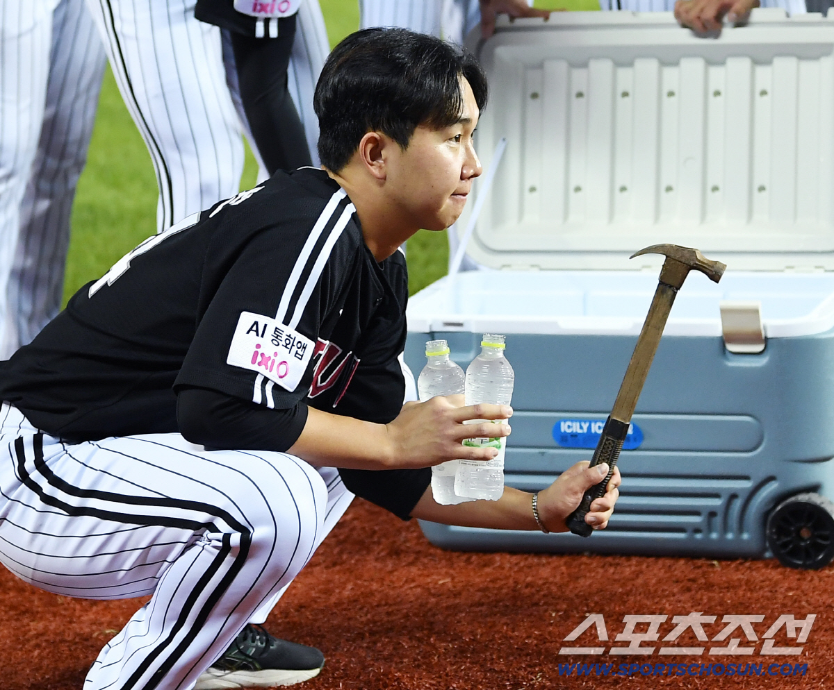 망치 꺼낸 클로저, 뒷구멍 공략한 11승 조장...1위 LG, 물세례까지…