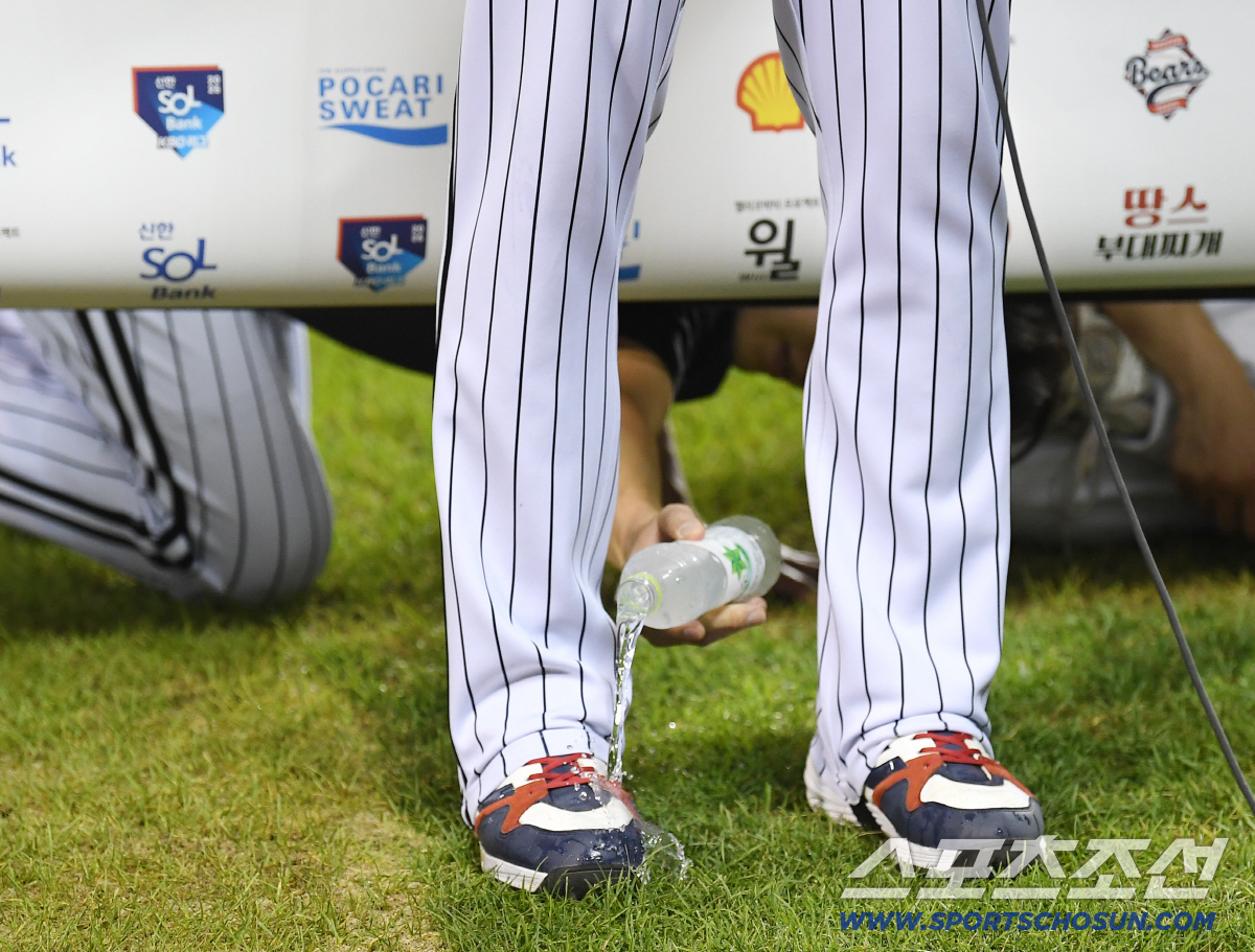 망치 꺼낸 클로저, 뒷구멍 공략한 11승 조장...1위 LG, 물세례까지…