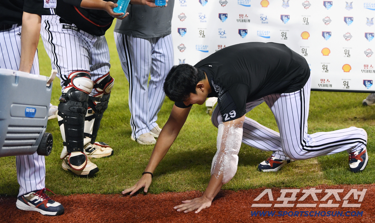 망치 꺼낸 클로저, 뒷구멍 공략한 11승 조장...1위 LG, 물세례까지…