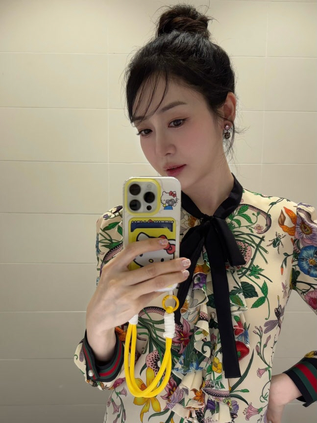성유리, 거울 셀카로 전한 근황…전직 요정 미모 여전[SCin스타]