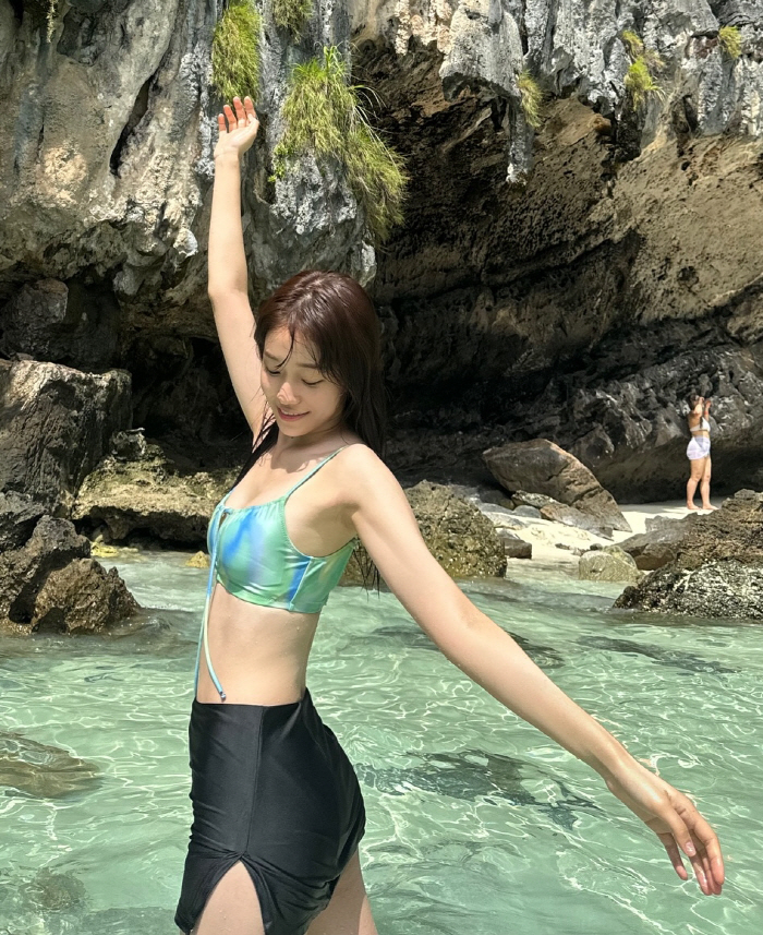 "이 뒤태 누구일까요?"…'동안미녀' 노윤서, 파격 비키니에 '깜짝'