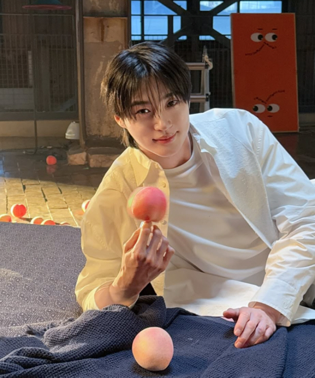 변우석, 복숭아·수박 들고 청량美 가득…비하인드가 화보다
