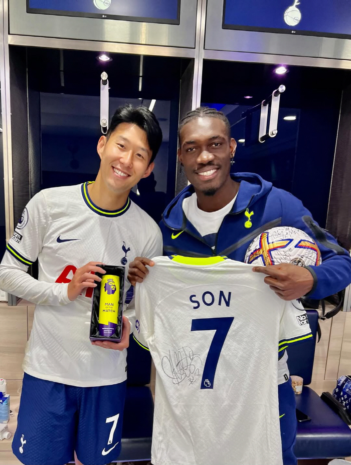 英 독점 "손흥민 내 인생 롤모델" 울던 동료 왜 망가졌나, 토트넘 영원히 안녕..."관계 회복 불가능"