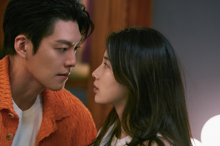 김우빈♥수지, 9년 만에 다시 만난 케미..'다 이루어질지니' 추석 연휴 올킬 예고