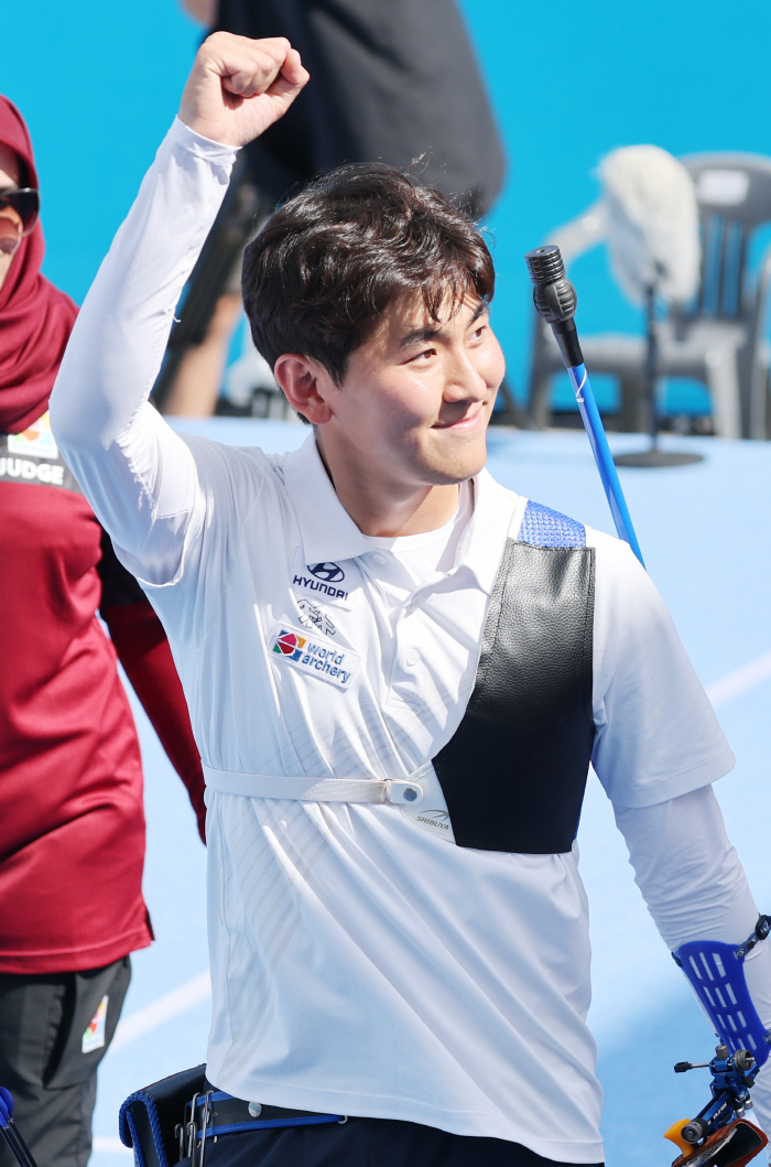 "아깝다!" 슛오프 직전 눈물, 김제덕 결승 진출 좌절…동메달 결정전 '韓 금메달 실패'