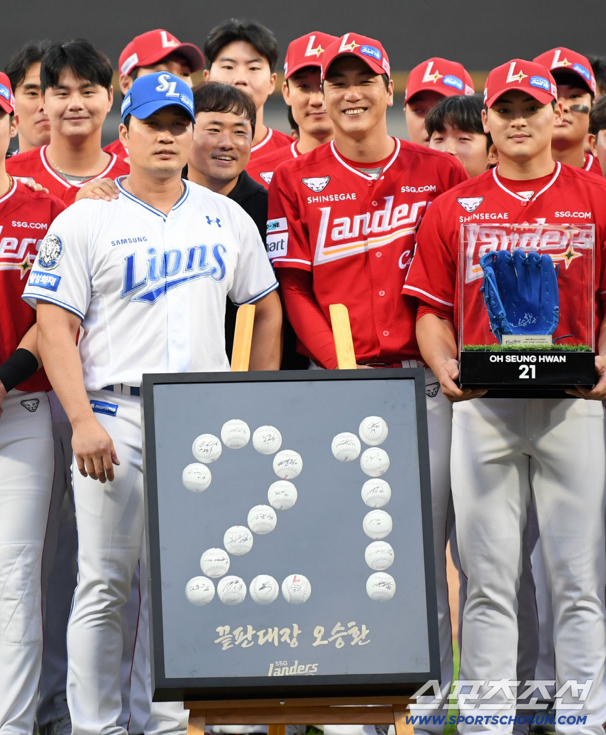 [포토] 오승환 뒤에 딱 붙은 이지영