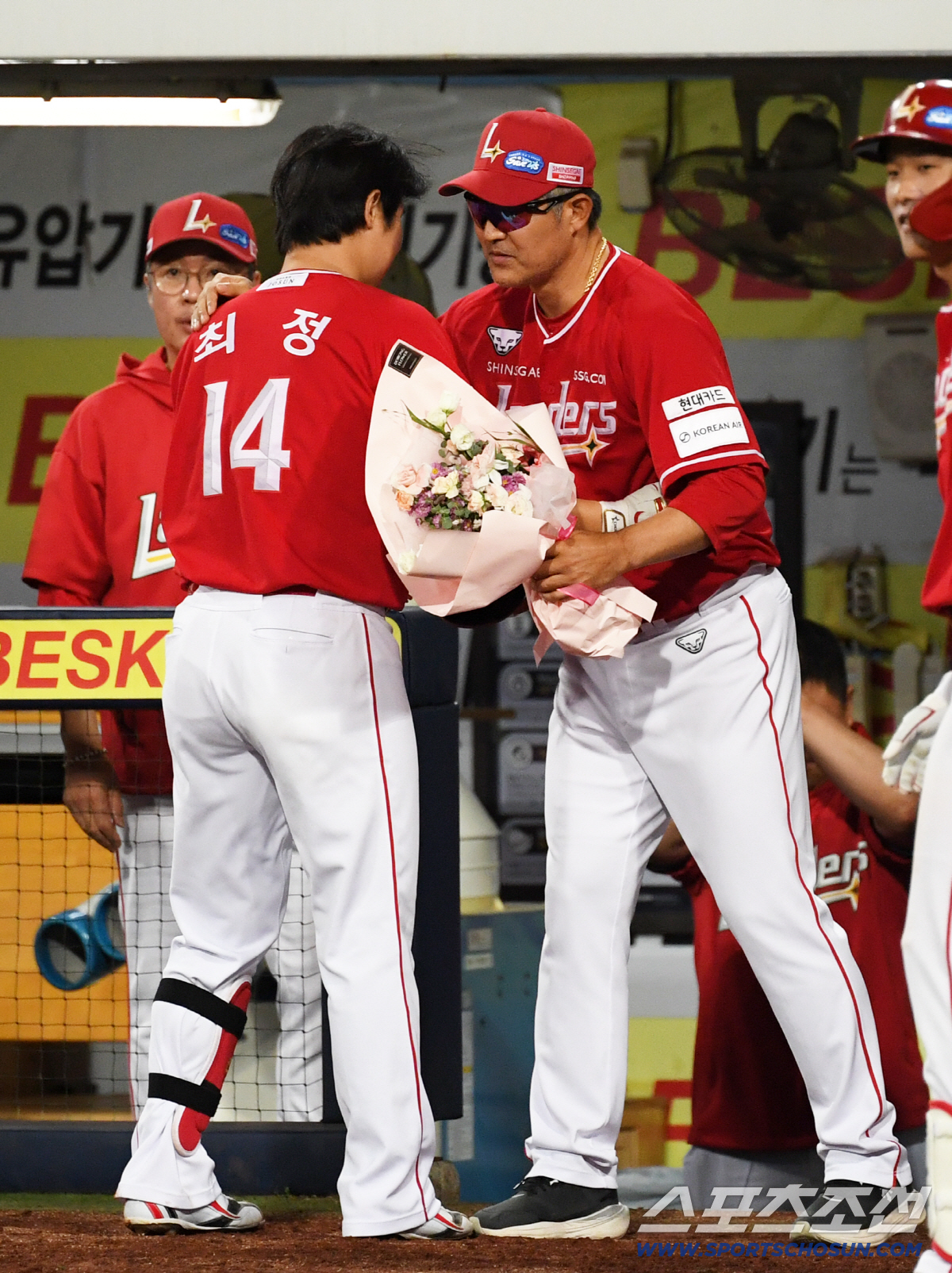 [포토] 최정-이숭용 감독 '대기록 축하'