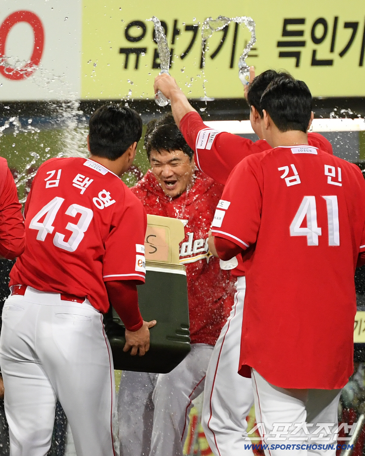 [포토] SSG 노경은 '대기록 축하'