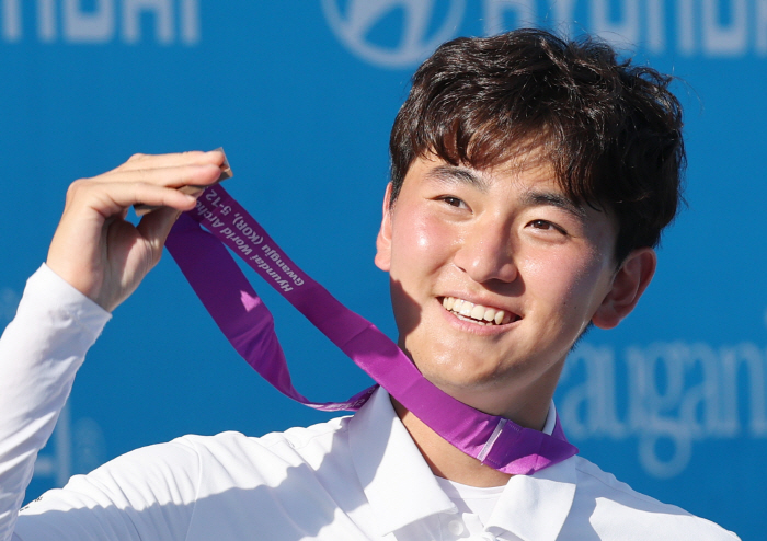 "미련 남을 것 같았다" '천재궁사' 김제덕의 성장…메이저 대회 첫 개인전 메달 "더 큰 선수 되도록 노력"