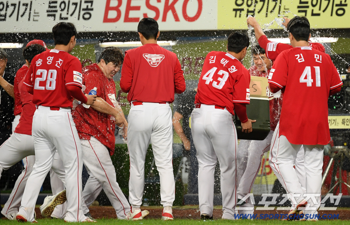 [포토] SSG 노경은 '대기록 달성 축하'