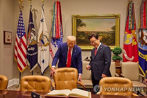 美, 구금자 귀국날 '관세카드'로 韓 압박…한미관계 산넘어산