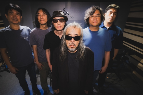 (서울=연합뉴스) 류효림 기자 = 전인권 밴드 멤버들이 서울 마포구의 한 합주실에서 연합뉴스와의 인터뷰에 앞서 포즈를 취하고 있다. 2025.9.12 ryousanta@yna.co.kr