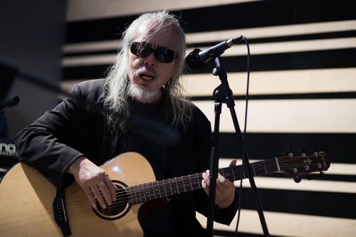 (서울=연합뉴스) 류효림 기자 = 가수 전인권이 밴드 들국화 40주년 콘서트를 앞두고 서울 마포구의 한 합주실에서 연습하고 있다. 2025.9.12 ryousanta@yna.co.kr