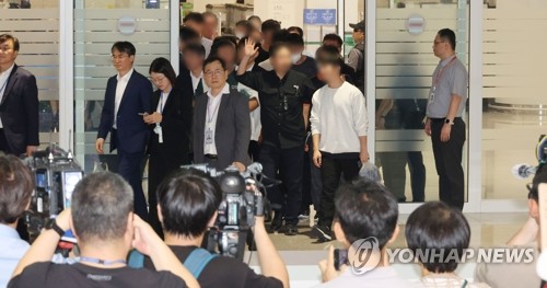 "돌아왔다! 자유다!" 외친 근로자들…박수와 환호성 터진 귀국 현장