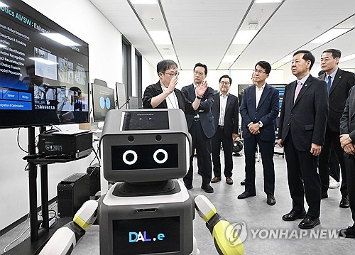 AI로봇·車 업계 만난 구윤철 "향후 5년 골든타임, 전폭 지원"