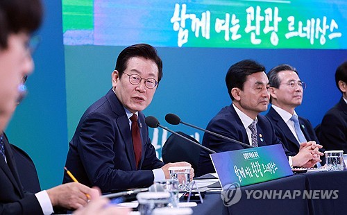 李대통령 "강원 군사보호구역 꼭 필요한 곳 말고는 다 풀어야"