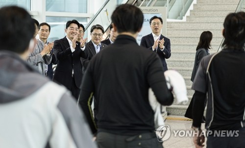 강훈식 "더빨리 고국 못 모셔 송구…비자시스템 개선 적극 추진"