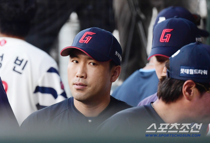"리더 없어서" 방출 외국인의 저주? 정신적 지주 없는 게 더 컸다…롯데 캡틴, 드디어 배트 들었다