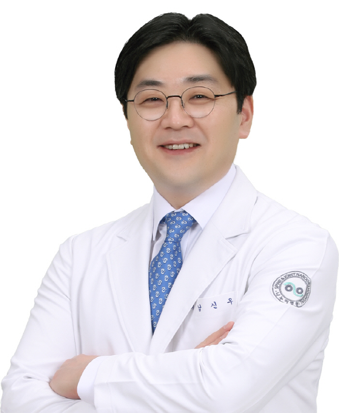 건강 위해 '계단 운동' 시작했는데 왜 무릎이 아플까?