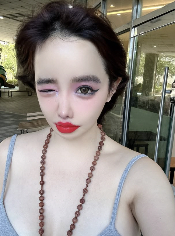 '활동중단' 박봄, 과한 메이크업으로 가린 미모…핑크 섀도우에 염주목걸이…